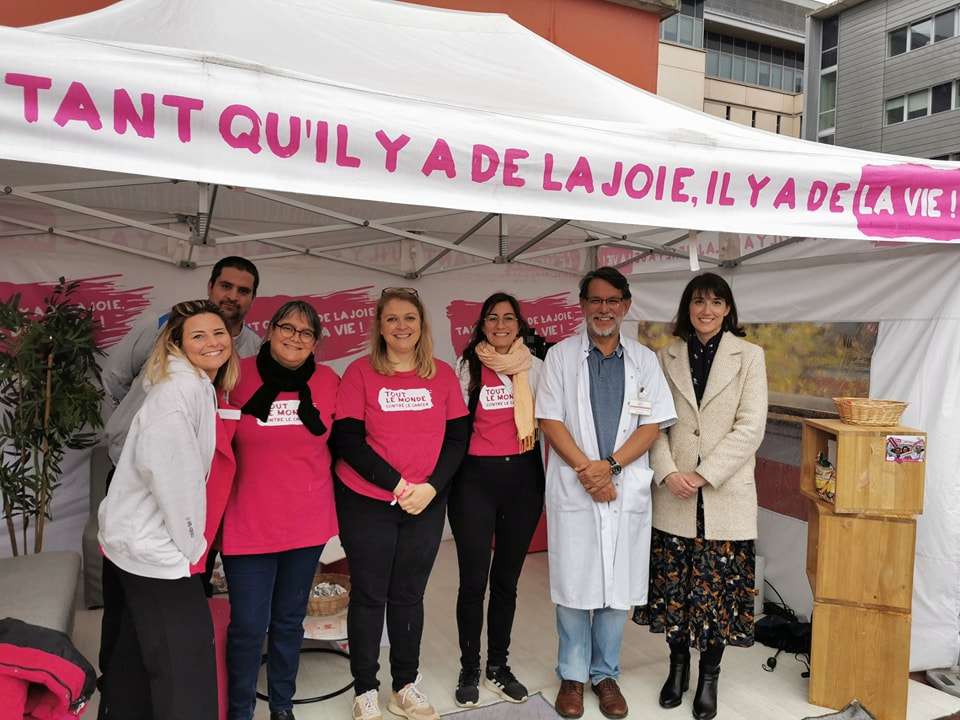 Équipe de Tout le monde contre le cancer avec le Docteur Reyes et la direction de l'hôpital de Rodez.