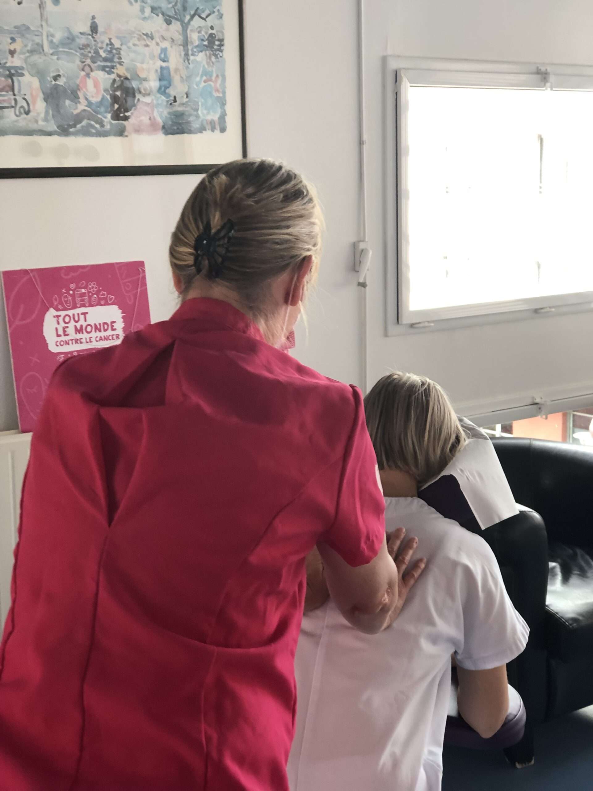Massage aux professionnels de santé de l'association Tout le monde contre le cancer à l'occasion de l'échappée rose dans le cadre d'octobre rose.