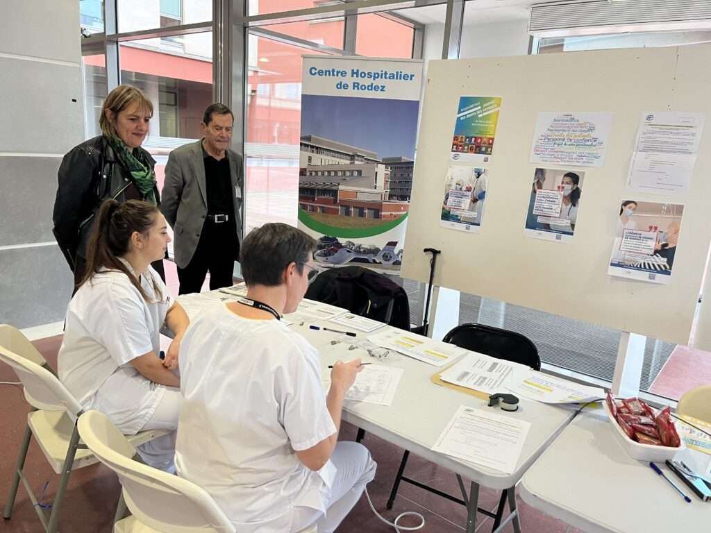 Professionnels hospitaliers en train de tester leurs connaissances avec l'équipe présente sur le stand.