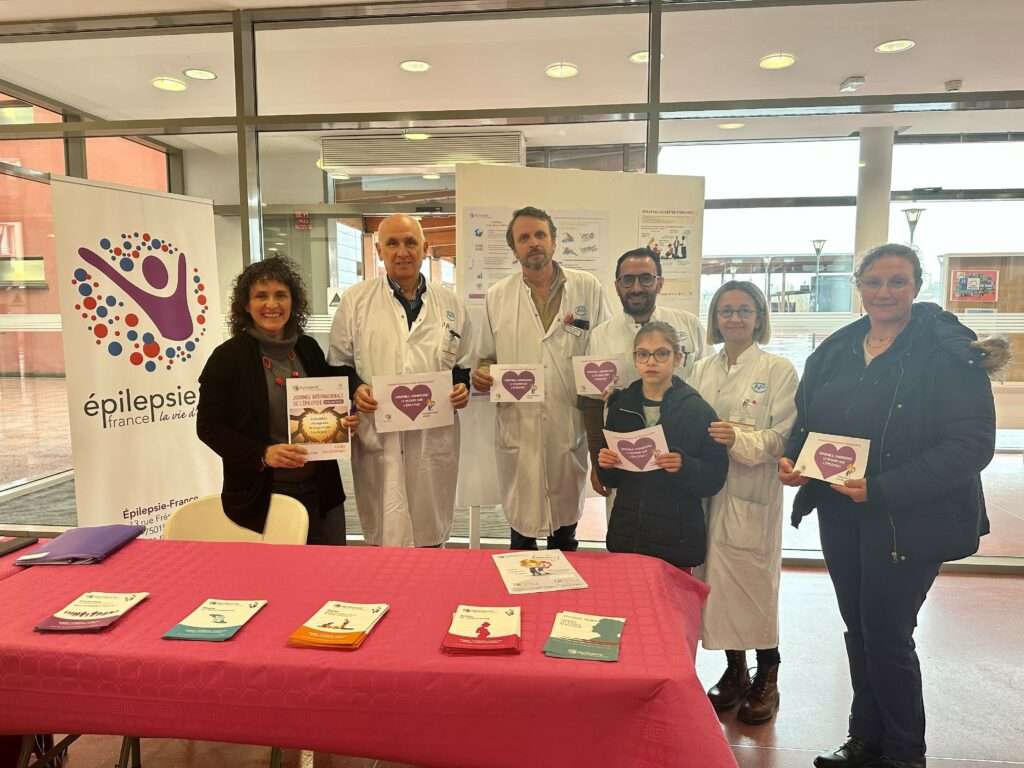 Les neurologues de l'hôpital de Rodez aux côtés des membres de l'association épilepsie France dans le hall de l'hôpital Jacques Puel.