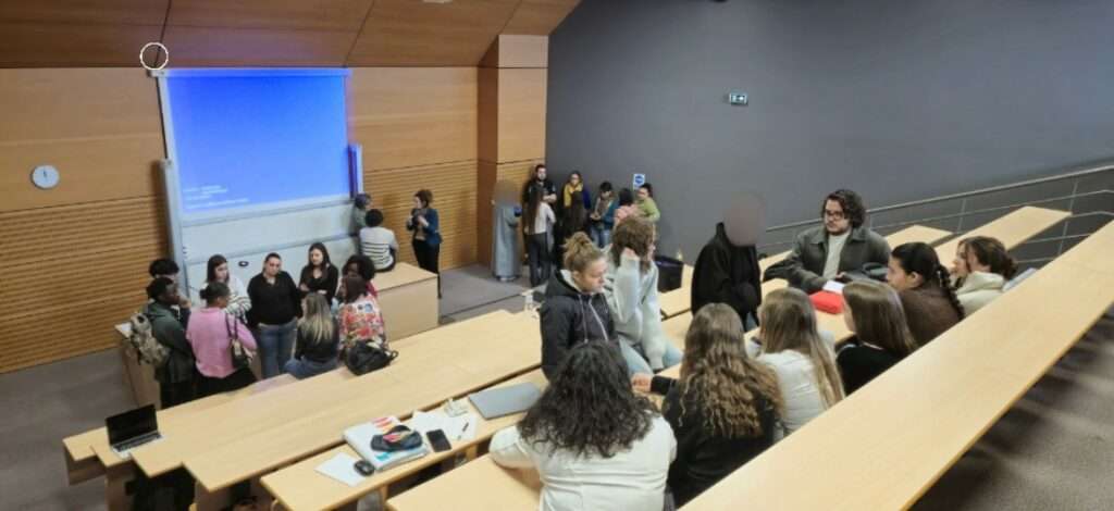 Élèves répartis en 3 groupes dans l'amphithéâtre de l'IFMS